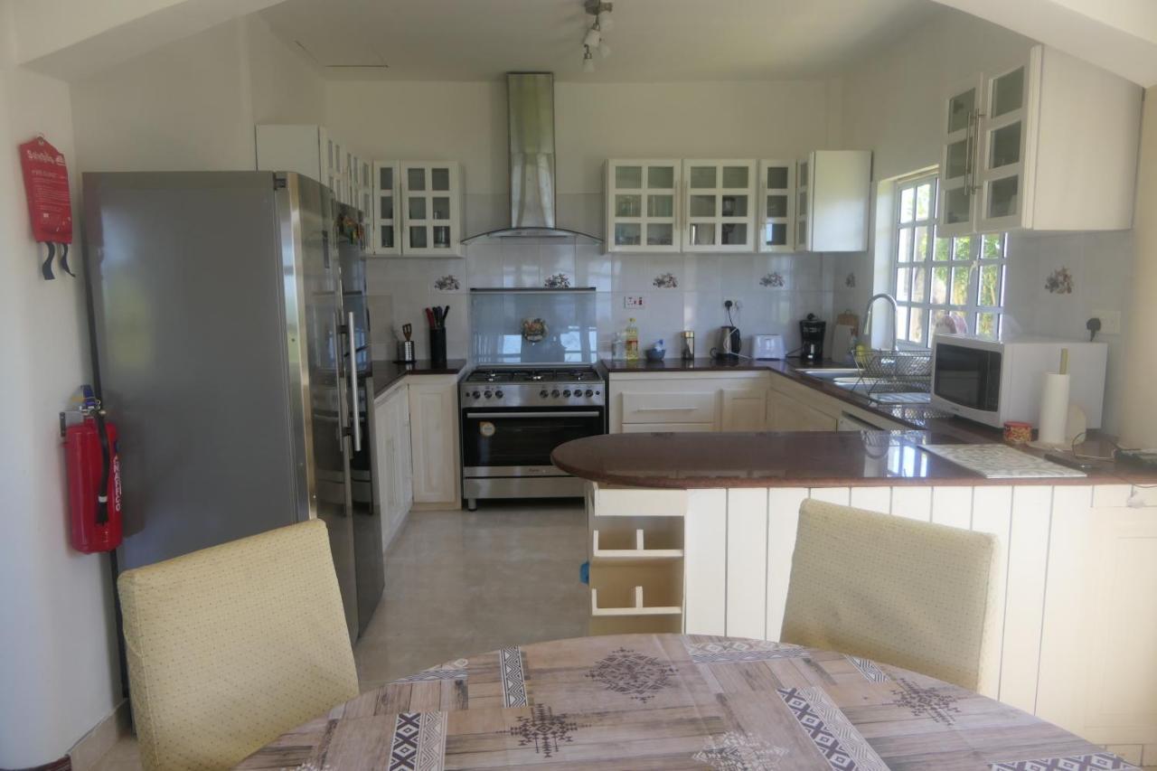 Villa Tropical Garden Self Catering Victoria Exterior foto